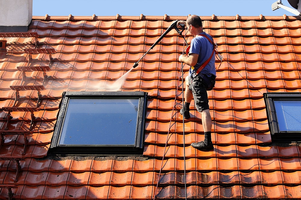 Nettoyer sa toiture : 10 astuces et conseils à suivre