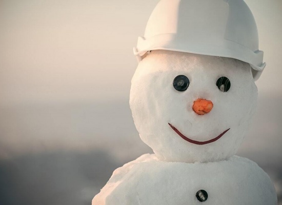 Bonhomme de neige sur un chantier