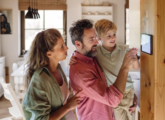 famille qui règle le chauffage