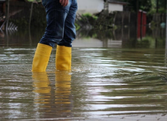 rue inondee bottes jaunes