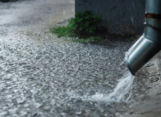 Comment bien évacuer les eaux de pluie dans un jardin ?