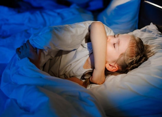 Enfant dans un lit gêné par l'humidité.